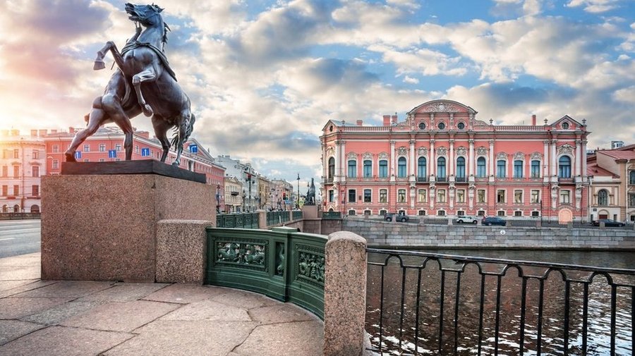 19:00 — Аничков мост