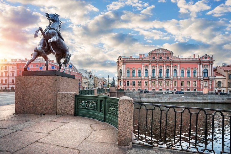 19:00 — Аничков мост