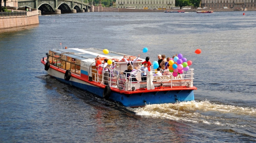 Отметить свадьбу, день рождения или провести корпоратив можно на теплоходе в акватории Невы