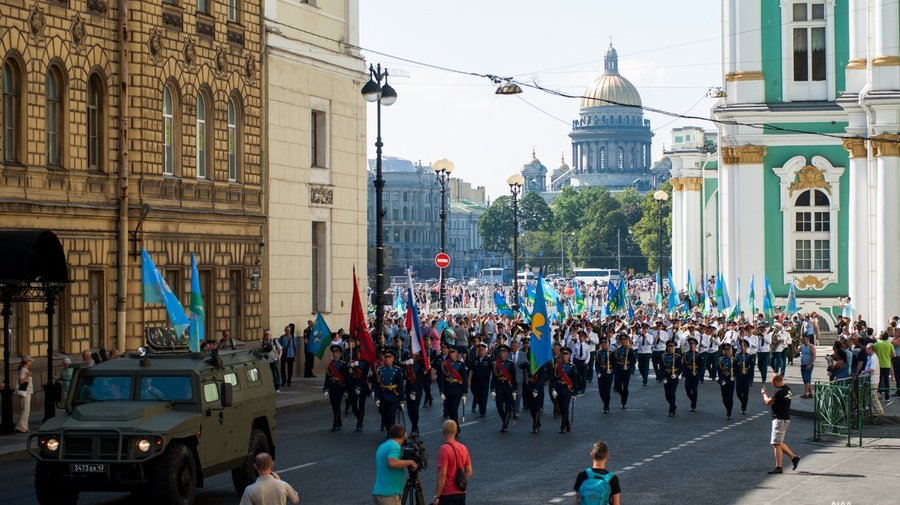 В День ВДВ в Петербурге прошло торжественное шествие