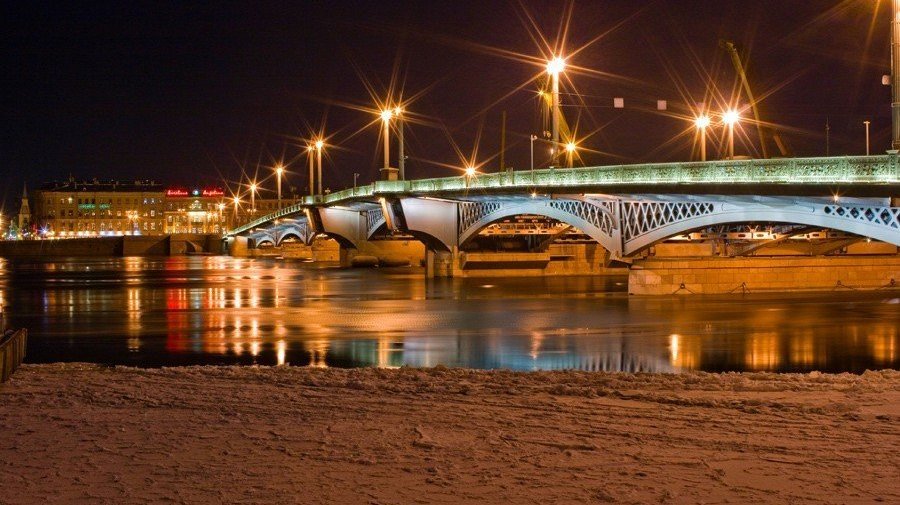 В Петербурге снова разводят мосты