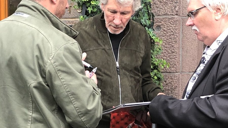 Роджер Уотерс из Pink Floyd приехал в Петербург и раздал автографы на улице