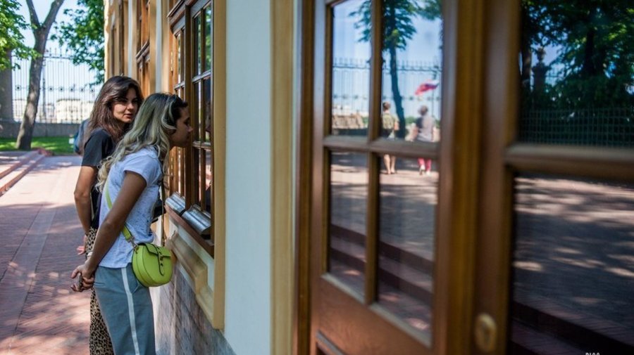 Летний дворец будет открыт до конца сентября