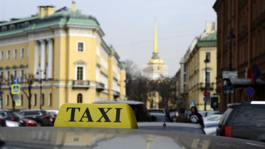 Иностранцам хотят запретить работать в такси 
