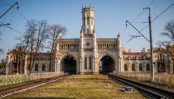 Вокзал станции Новый Петергоф — шедевр неоготики