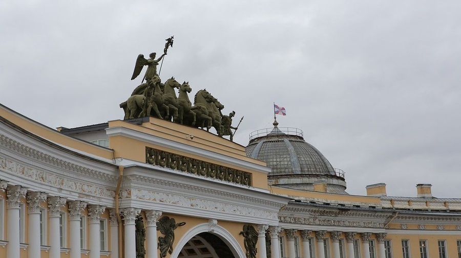 Руферы забрались на колесницу Главного штаба