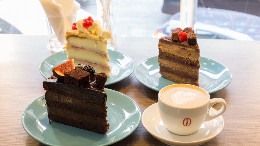 Дизайнерские эклеры и кейкпопсы появились в кофейне-кондитерской I Cake You Today