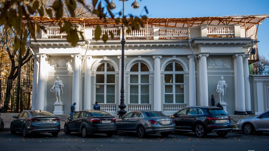 На павильон Аничкова дворца вернули отреставрированные скульптуры молодых воинов