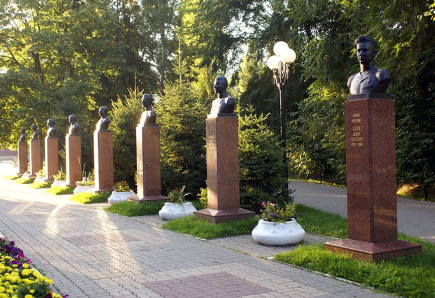 Бюст в парке