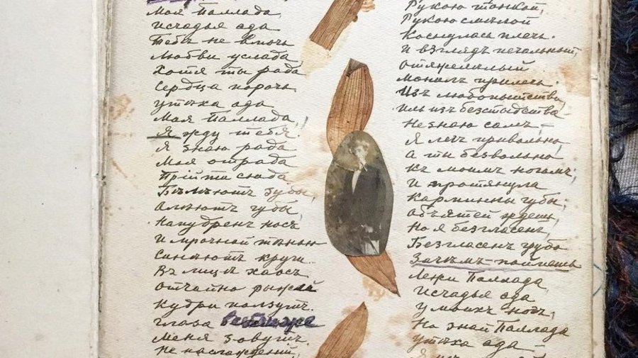 Петербурженка ведёт блог о семейных архивах, среди которых альбом прабабушки с записями Ахматовой, Пастернака и Волошина