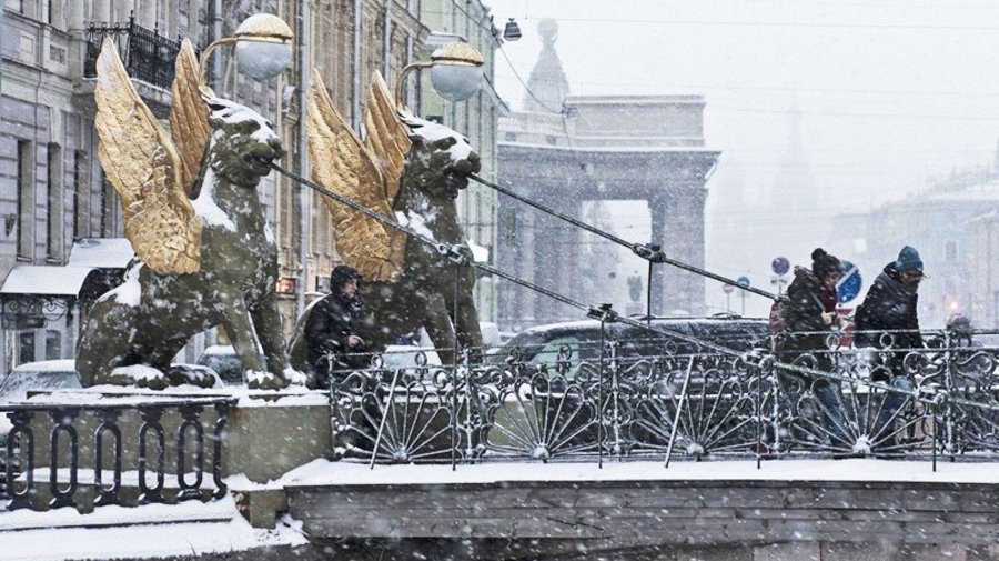 Сильный ветер, мокрый снег и 8-балльные пробки в Петербурге