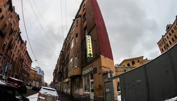 «Плоский» дом-стена на Боровой улице