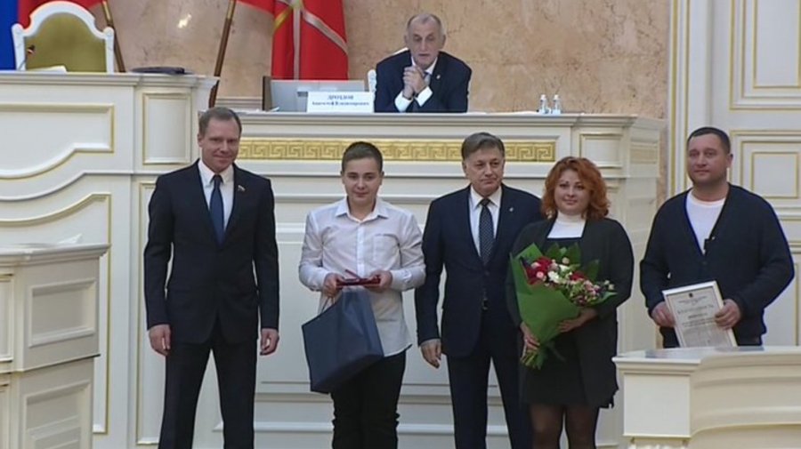 13-летнего петербуржца наградили за спасение бабушки и прабабушки во время пожара