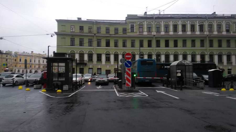 У Казанского собора появилась платная парковка для автомобилистов и бесплатная — для велосипедистов