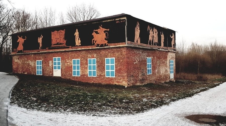 На заброшенном петербургском здании появились «античные граффити»