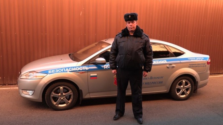 Петербургский полицейский спас водителя из горящей машины