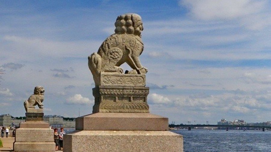 Китайские львы Ши-Цза на Петровской набережной