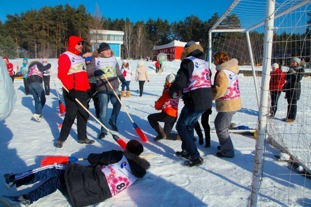 Соревнования по метлохоккею в Парке Горького