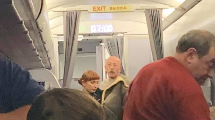 Александр Розенбаум оказал медицинскую помощь пассажирке самолёта