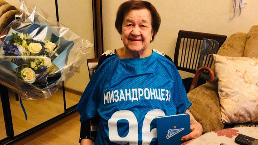 «Зенит» поздравил с днём рождения двух болельщиц 90 и 96 лет 