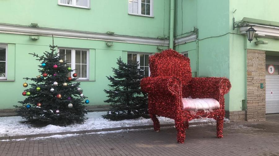 Пожарную часть на Московском проспекте украсили троном в гирляндах