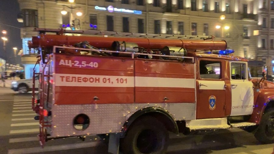 На Невском проспекте заметили новогоднюю пожарную машину
