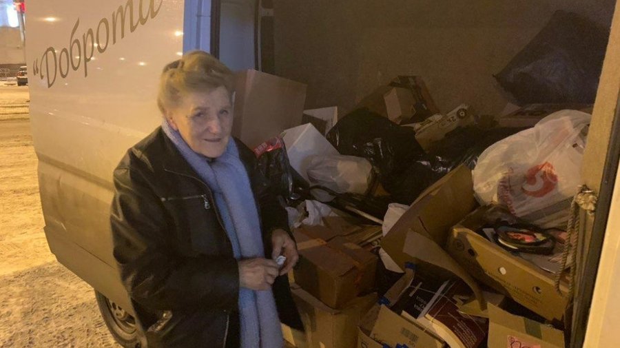 79-летняя блокадница Галина Ивановна занимается благотворительностью, развозит продукты нуждающимся, а недавно её позвали в шоу «Модный приговор»