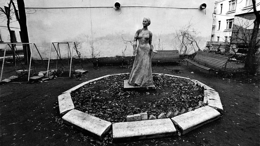 Петербургский фотограф 28 лет снимал скульптуру из Коломны