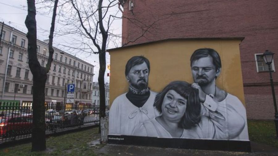 По жалобе анонима в Петербурге собирались закрасить граффити «Иван Васильевич меняет профессию», но за них вступился депутат