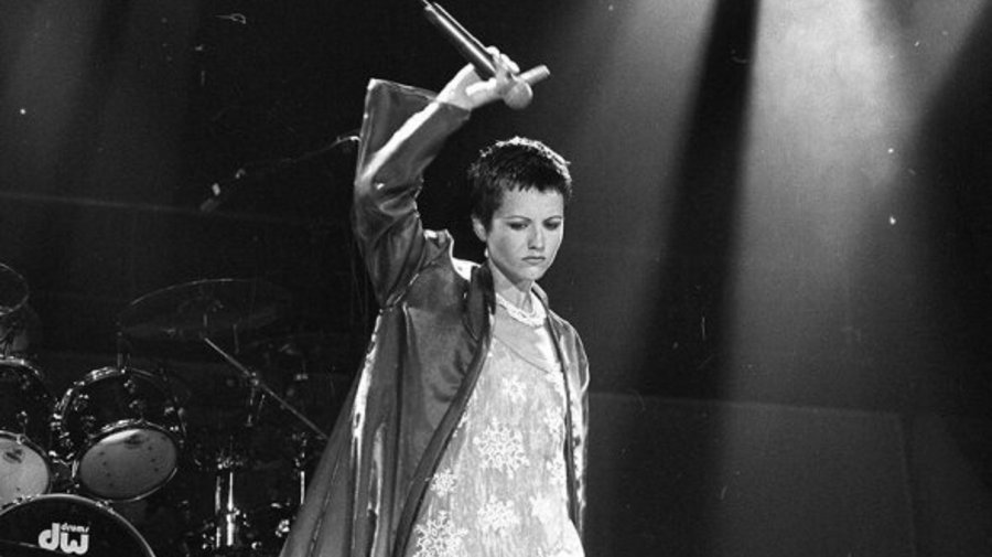Ко дню памяти вокалистки The Cranberries Долорес О’Риордан выложили последний сингл All Over Now