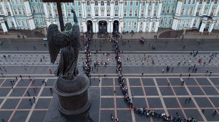 Эрмитаж запускает специальную программу для стоящих в очереди людей