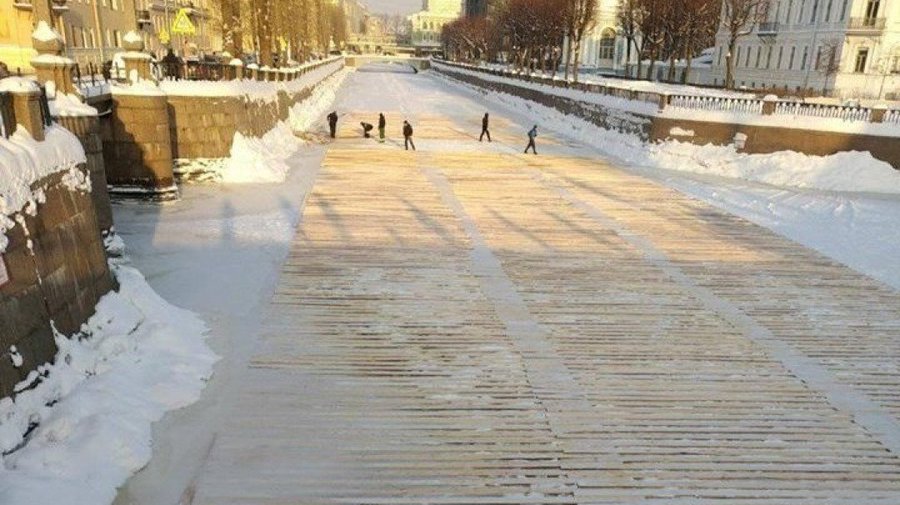 Поверхность Крюкова канала застелили досками для съёмок кино