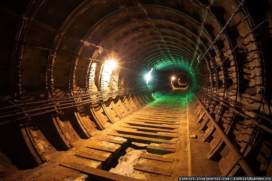 Специальная ионизирующая колба в старом тоннеле