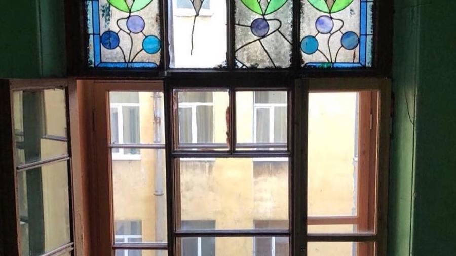 Петербуржец ведёт Instagram с красивыми и редкими витражами