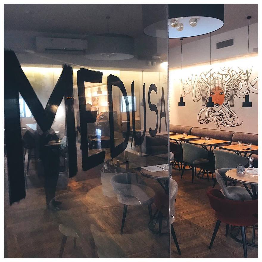 Декор на стены в мясной ресторан. Изображать заведение. Деревянный бар. Роспись стен в пабе. Стена в ресторане.