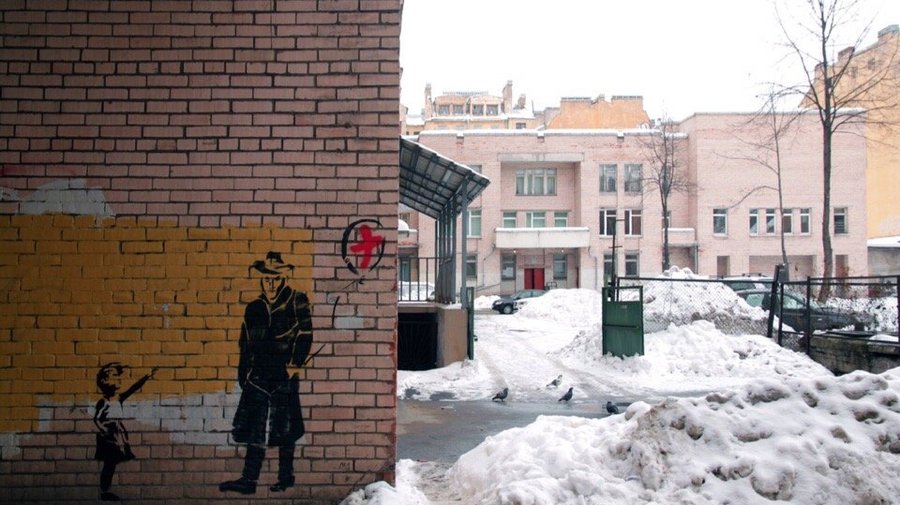 Граффити в духе культового Banksy появились в центре Петербурга