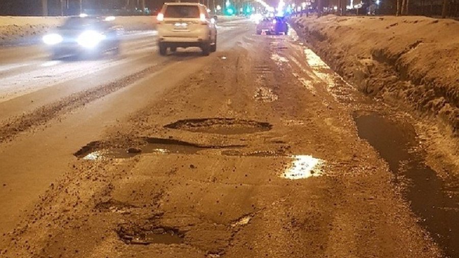 После оттепели в Петербурге сошёл асфальт