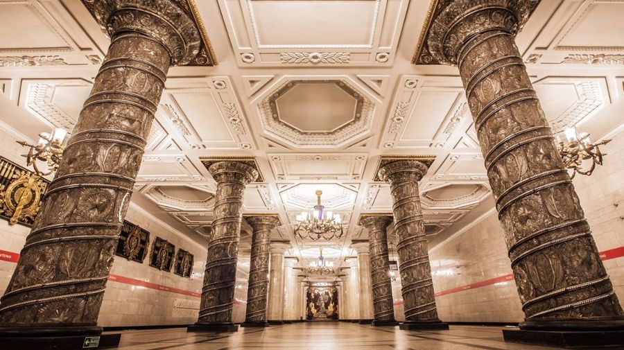 Чем украшены станции петербургского метро