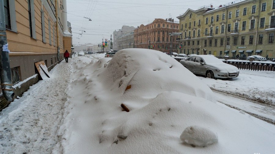 Чиновники объяснили плохую уборку снега в Петербурге нехваткой денег 