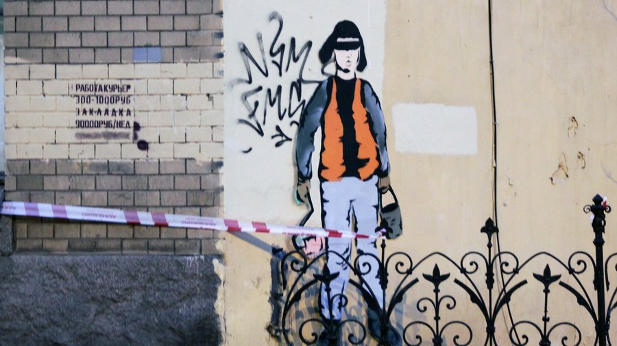 В центре Петербурга появились граффити о коммунальщиках, закрашивающих стрит-арт