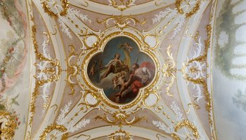Где искать самую красивую потолочную роспись в Петербурге