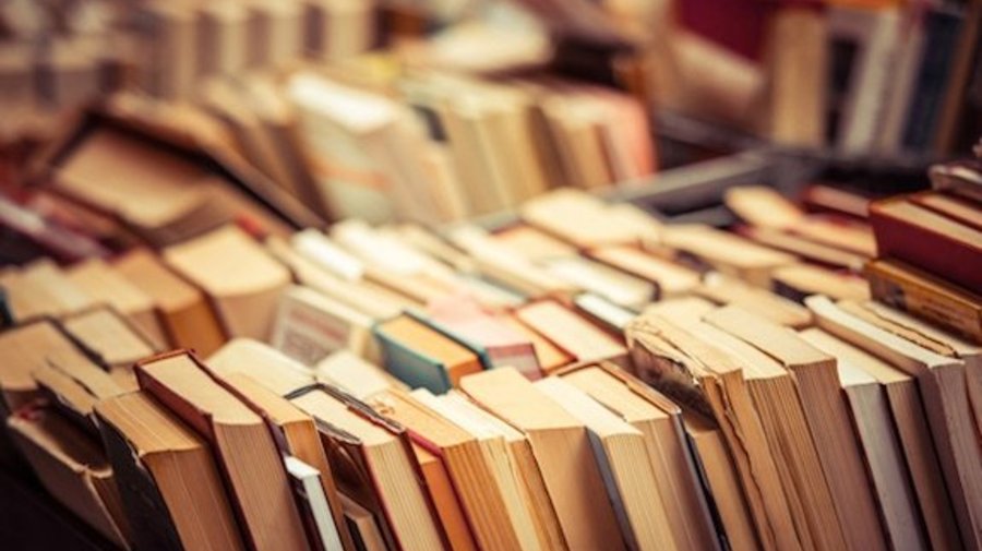 На книжной ярмарке в ДК имени Крупской распродадут книги по 10 и 50 рублей