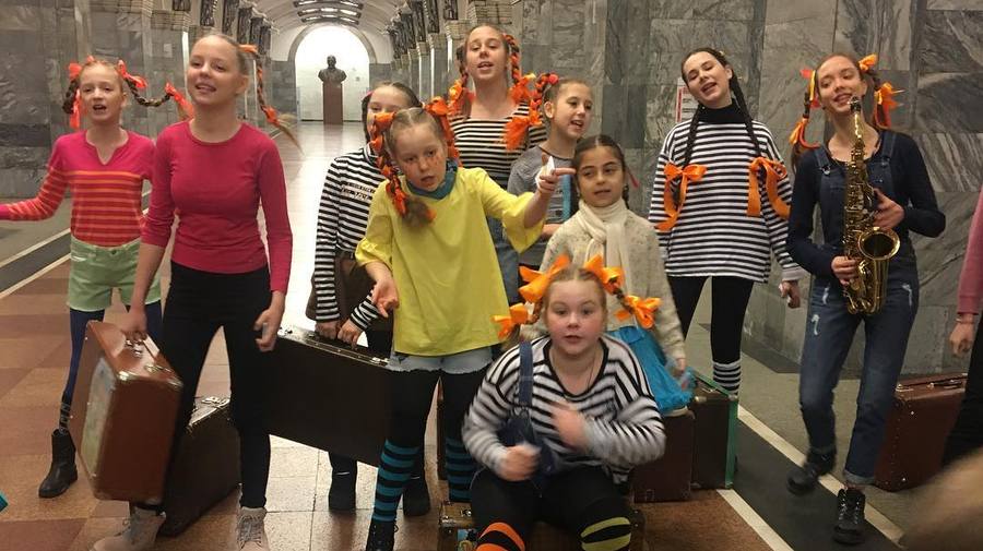 В петербургском метро пели юные Пеппи Длинныйчулок по случаю весны