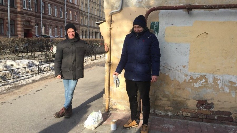 Петербургские активисты самостоятельно закрашивают рекламу наркотиков на улицах города
