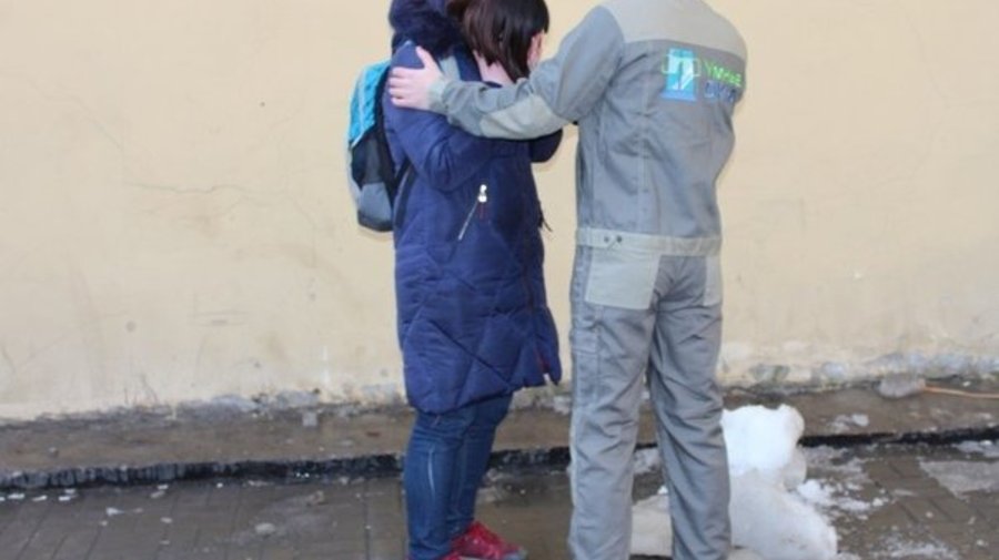 На Лиговском проспекте мужчина спас девушку от падения на неё ледяной глыбы