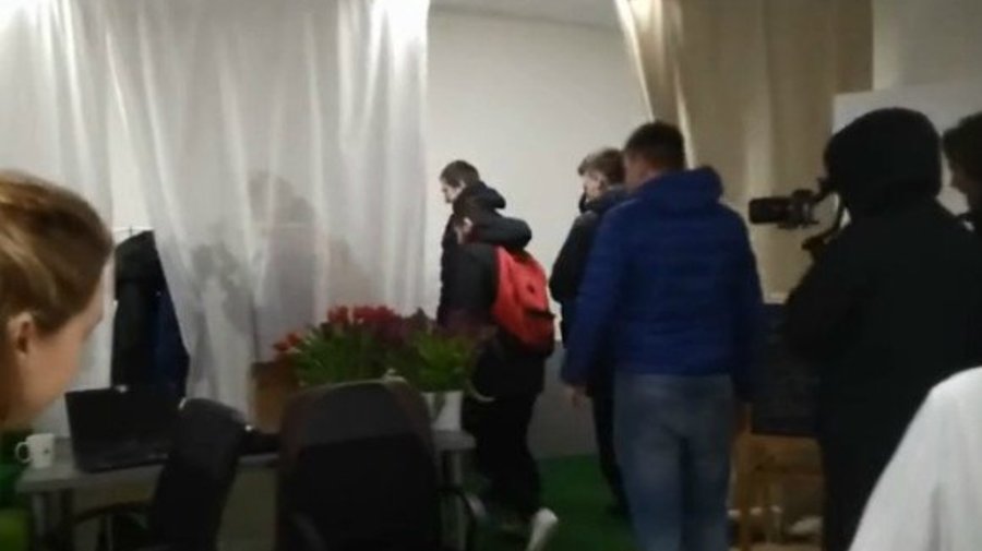 Петербургские феминистки защитили своё кафе от мужчин с цветами с помощью перцового баллончика