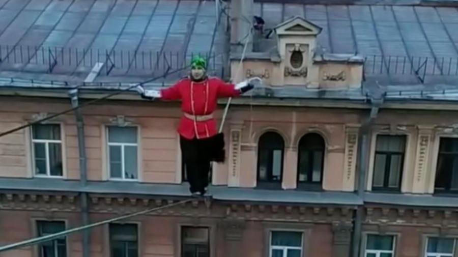 В центре Петербурга канатоходец в костюме британского гвардейца прошел по натянутому между зданиями канату 
