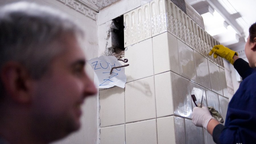 Петербургские активисты очистили старинный камин в доходном доме на 10-й Советской. Им помогали реставраторы и Сеньор Зорро