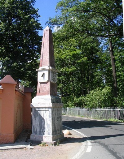 Верстовой столб у Орловских ворот Царскосельского парка