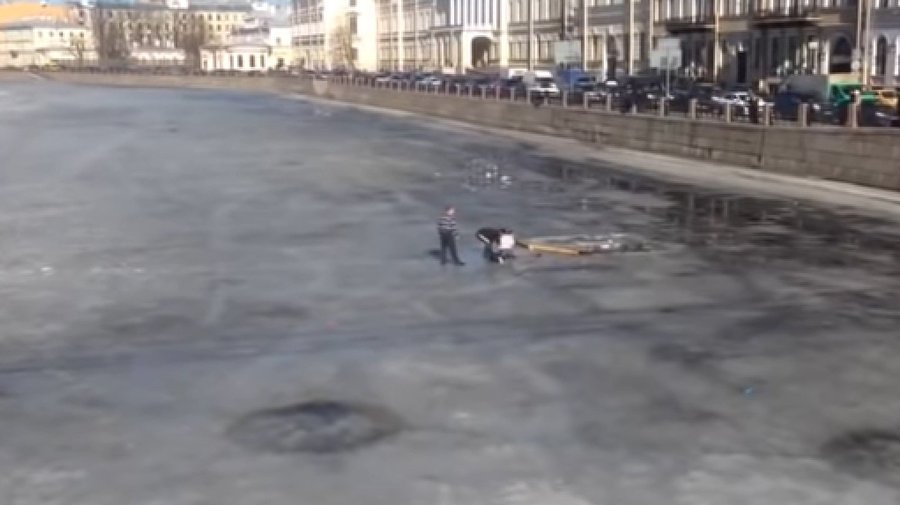 Трое мужчин спасли петербуржца, провалившегося под лёд